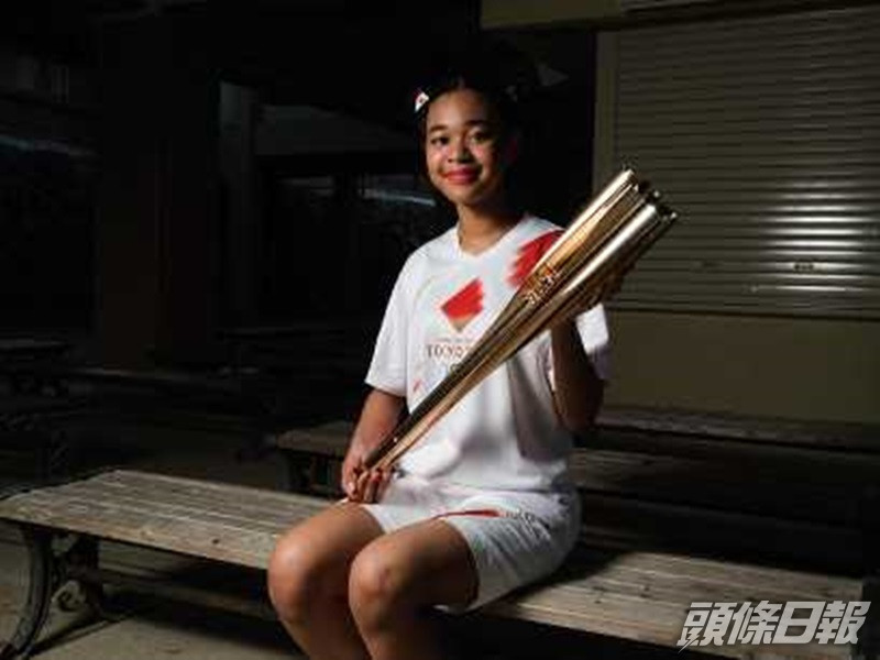 參與傳遞聖火的黑人混血少女小室.艾蜜莉。