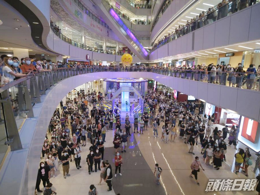 市民在商場聚集觀看東奧賽事。