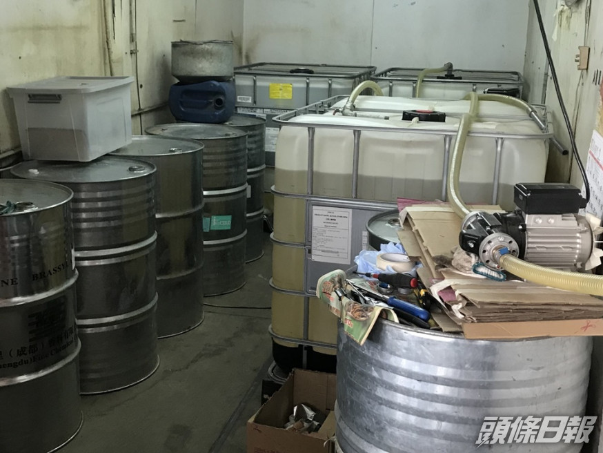海關在一個鐵皮圍場內檢獲該批懷疑未完稅汽油和一批入油工具。