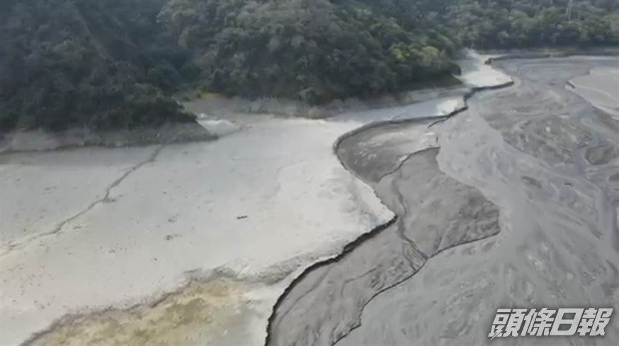 台灣南投縣仁愛鄉的「霧社水庫」已經乾涸見底。網上圖片
