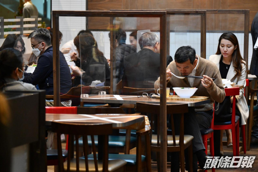 餐廳明日起要設專員收執餐具。