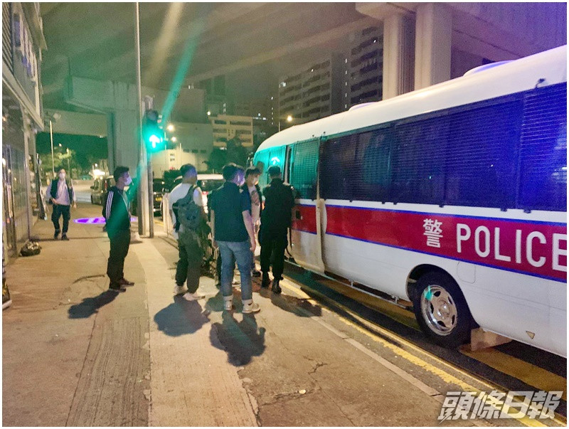 行動中的部分被捕男女。