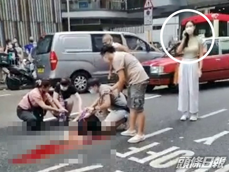 其中一名熱心市民為前空姐、現為護士學生的Vieny,事發時在傷者旁邊打電話,相信是在報案求助。網圖