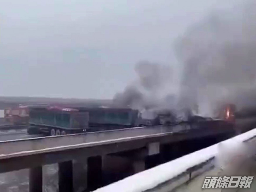 陝西包茂高速40餘輛車相撞。