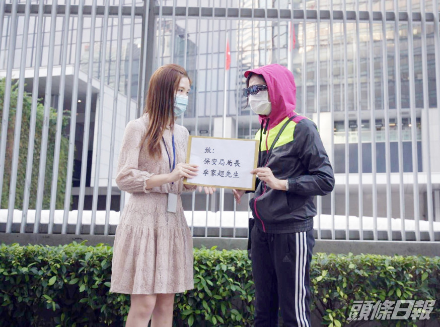 潘母(右)下午向李家超遞信,保安局派員接信。