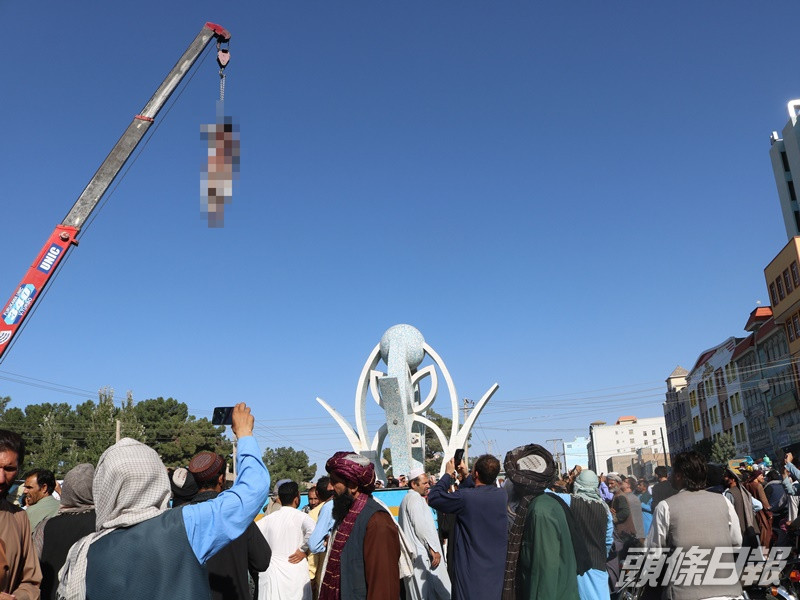 4名綁匪的屍體被懸掛在市內4個廣場。AP