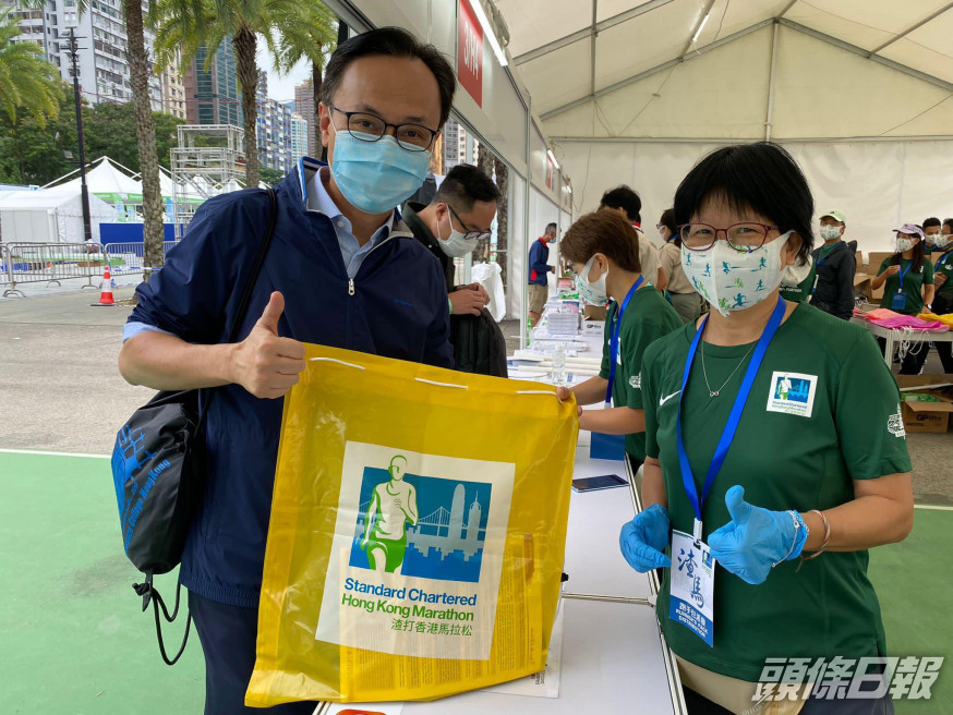 聶德權到維園領取選手包。facebook圖片