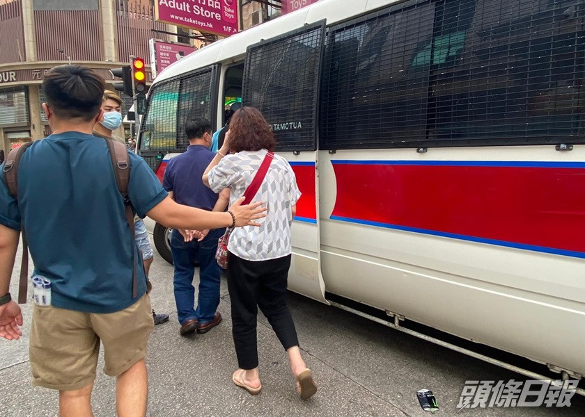 警方在元朗搗破一非法麻將賭檔,9人被捕。