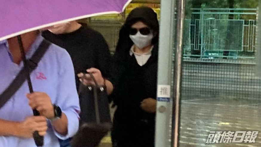 被告陳惠嫻(黑墨鏡黑帽)。曾卓琳攝