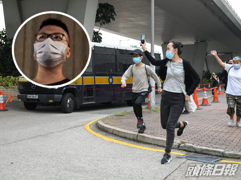 有支持者聲援第二代「美國隊長」(小圖)。