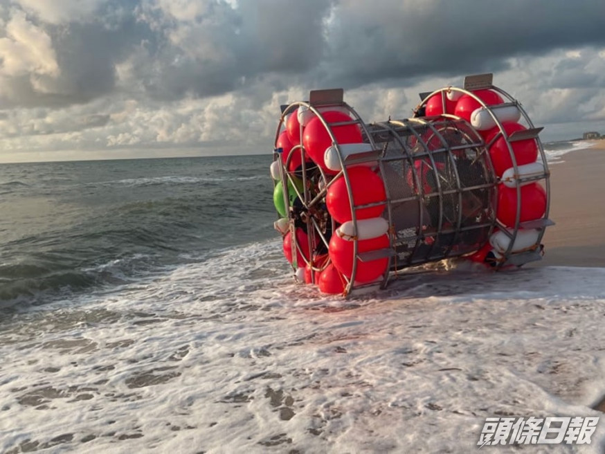 探險家巴盧奇圖以浮桶裝置海上步行到紐約,但設備故障被沖上海灘擱淺。網圖