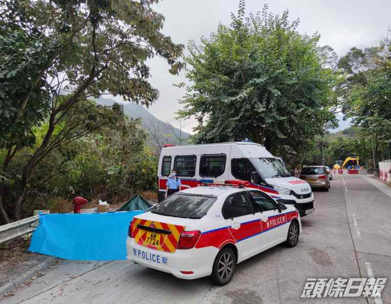 警方以綠色帳篷遮蓋死者遺體。梁國峰攝