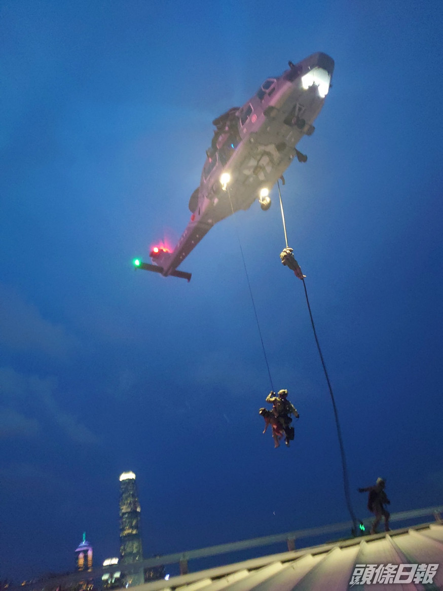 飛行服務隊出動H175獵豹直升機聯同特警隊人員進行反恐演習。 飛行服務隊提供