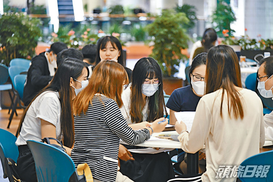 今學年共有七千七百六十宗拖欠各項學生貸款的個案,涉及約一億三千萬元,創十年新低。