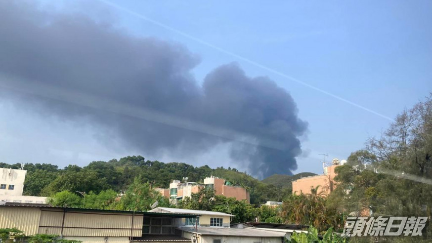 米埔石湖圍一個回收場今早發生火警。「香港突發事故報料區」FB圖片