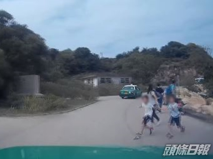 兩個兒童突然衝出馬路。「的士司機資訊網 Taxi」Facebook群組影片截圖