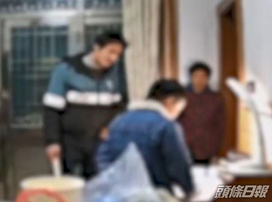 男童因偷玩電話及不做功課被家人毆打。網上片段截圖