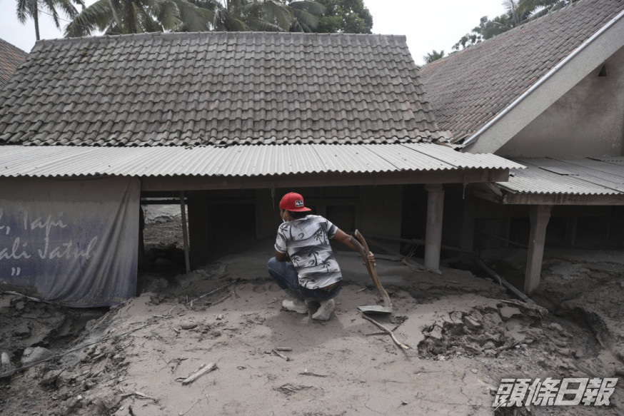 印尼塞梅魯火山噴發已致14人遇難，村莊被埋，9人仍失蹤搜救因風雨暫停。AP圖片