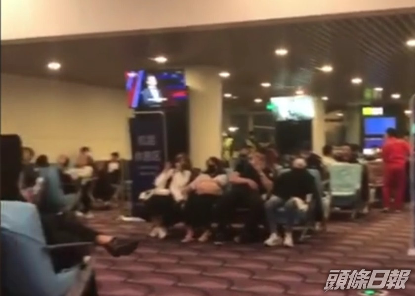 航機折返後,乘客須落機等候重新出發。影片截圖