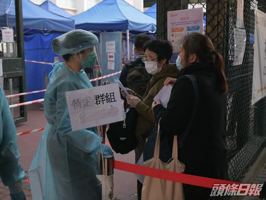 市民排隊進行檢測。