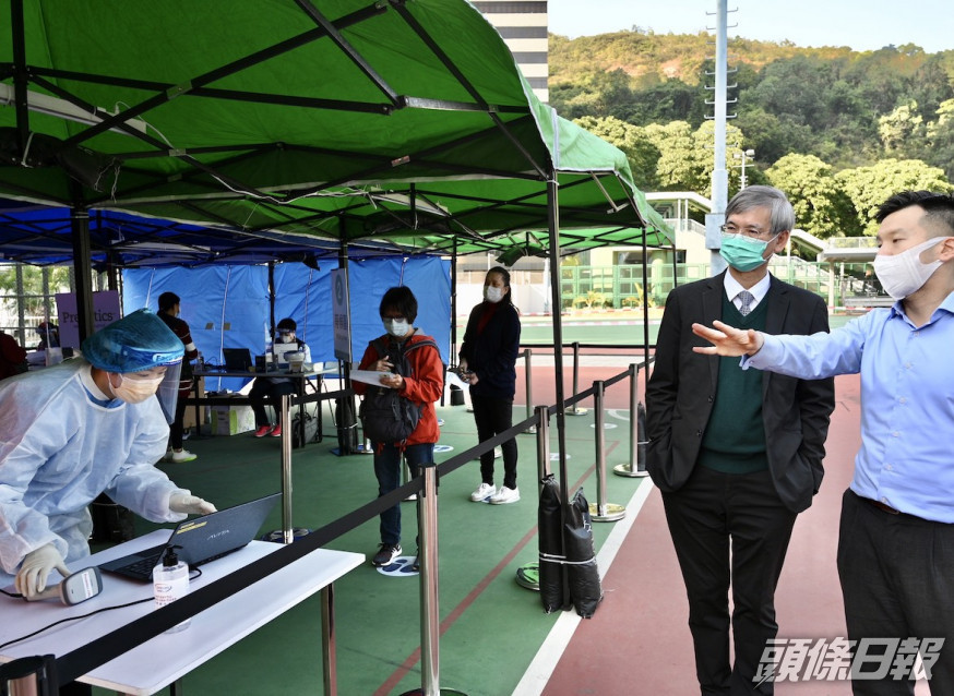 羅致光(右二)聽取黃竹坑臨時檢測中心人員簡介中心的設施和運作。政府新聞處圖片