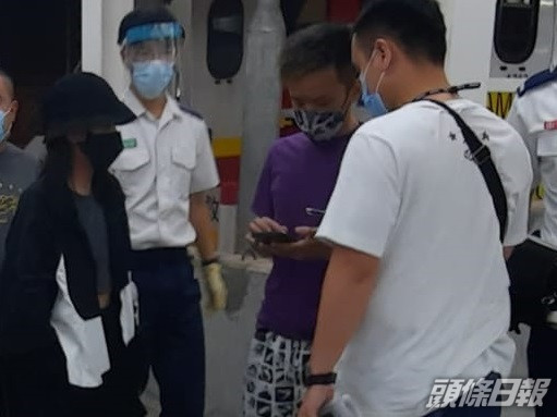 受害女童(左一),紫衫男為其父親