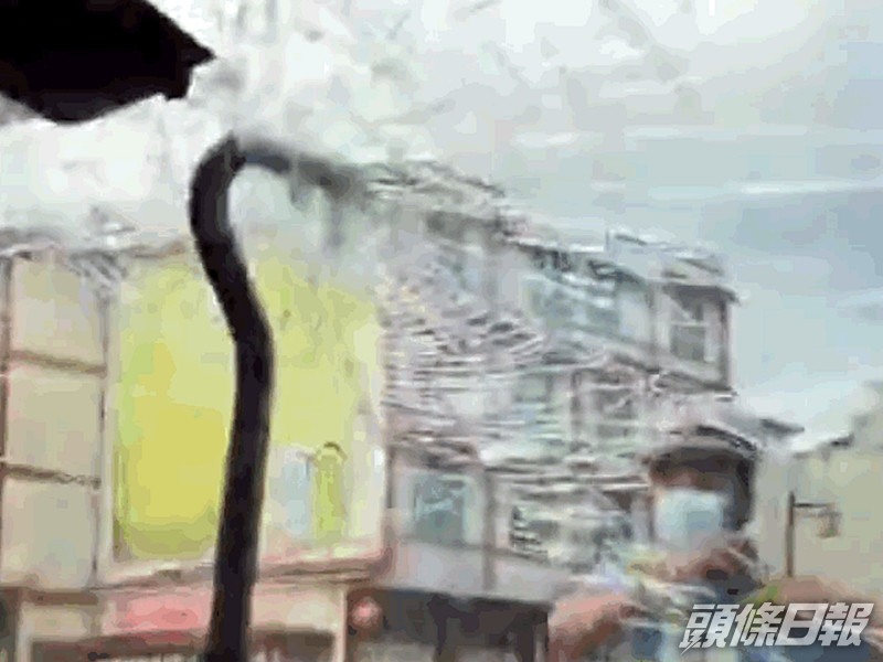 雲南一名女子載家人行駛高速公路時,突然有一根約60厘米長的鋼筋刺進副駕駛座擋風玻璃。影片截圖