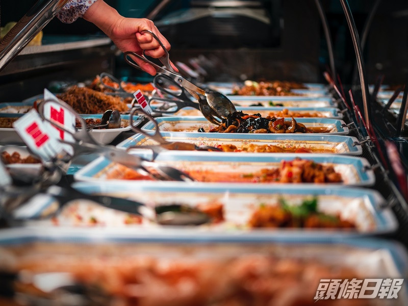 網民到酒店食自助餐,但疑因開貨Van被職員看不起。unsplash圖片