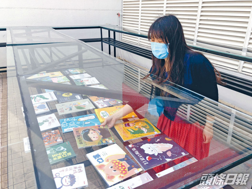 協和小學(長沙灣)圖書館主任倫雅文,每周將歸還圖書拿到天台「曬太陽」,其後以紫外光燈為圖書消毒。