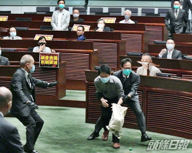 戴黑手套的保安欄截許智峯。