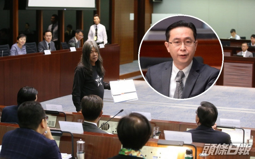 梁國雄涉於2016年11月在立法會會議上搶去時任發展局副局長馬紹祥桌上的文件。資料圖片