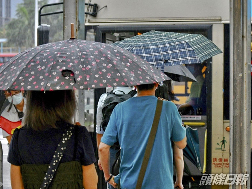 有港媽發文指接小朋友放學乘搭巴士時,因雨天關係一度手忙腳亂,幸獲熱心乘客出手相助。資料圖片