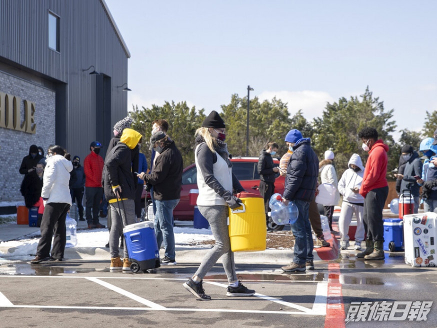 美國東南部數個州份遭受特大暴風雪侵襲,導致連日停電及斷水。AP圖片