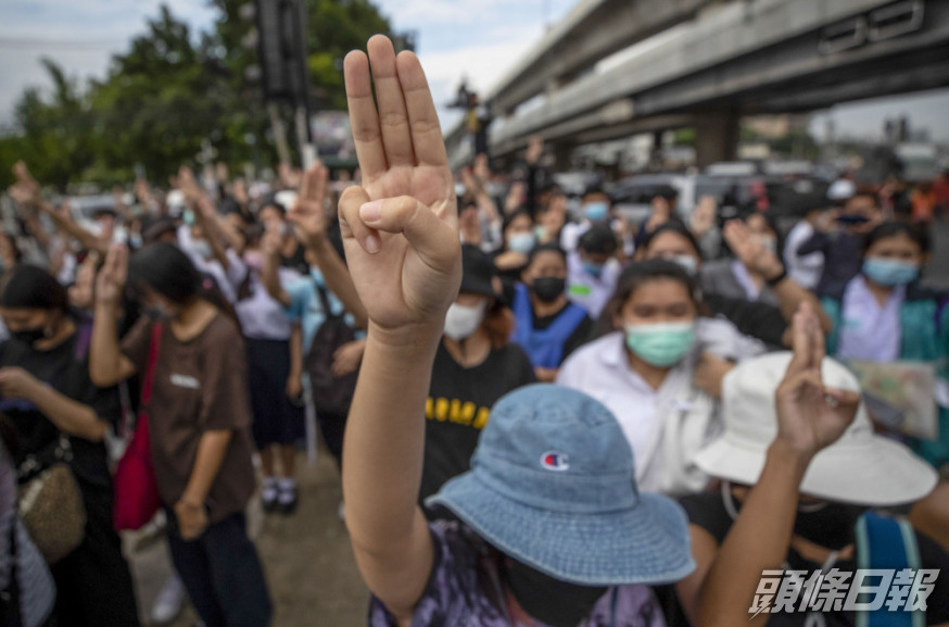 泰國政府禁制媒體報道示威,又關閉一個由學生抗議團體「自由青年」建立的專頁兼限制他們使用Telegram。AP圖片