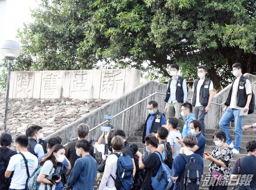 警方國安處人員昨日進入校園搜證。資料圖片
