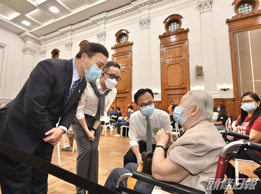 聶德權到訪港大視察。政府新聞處圖片