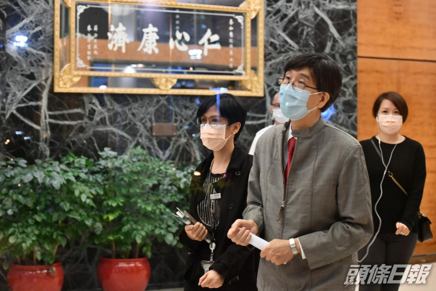 袁國勇到養和醫院視察。盧江球攝