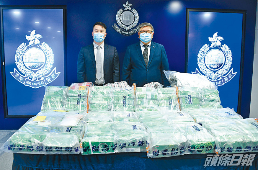 ■毒品調查科警司陳江明(右)展示檢獲冰毒。