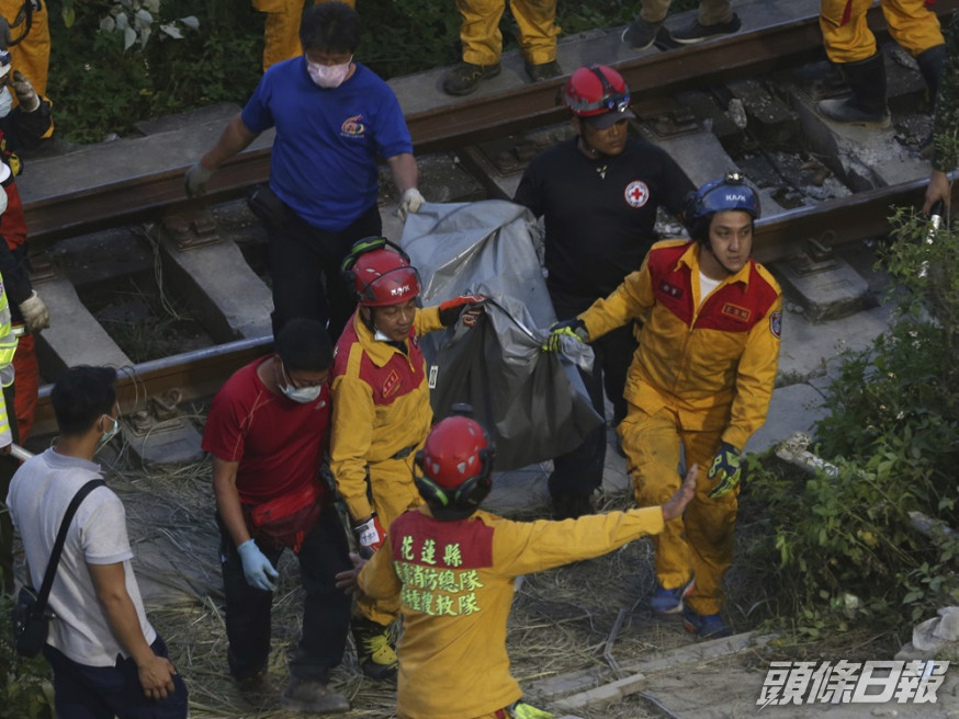 不論是生還者、死難者家屬或是搜救人員都有機會患上創傷後壓力症。AP圖片