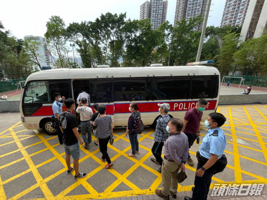 9名男女涉嫌「在賭博場所內賭博」。