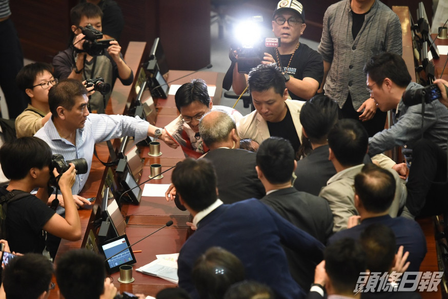 評論批評在區議會中煽暴縱暴、在立法會上搗亂破壞的人已成為香港繁榮穩定的最大絆腳石。資料圖片