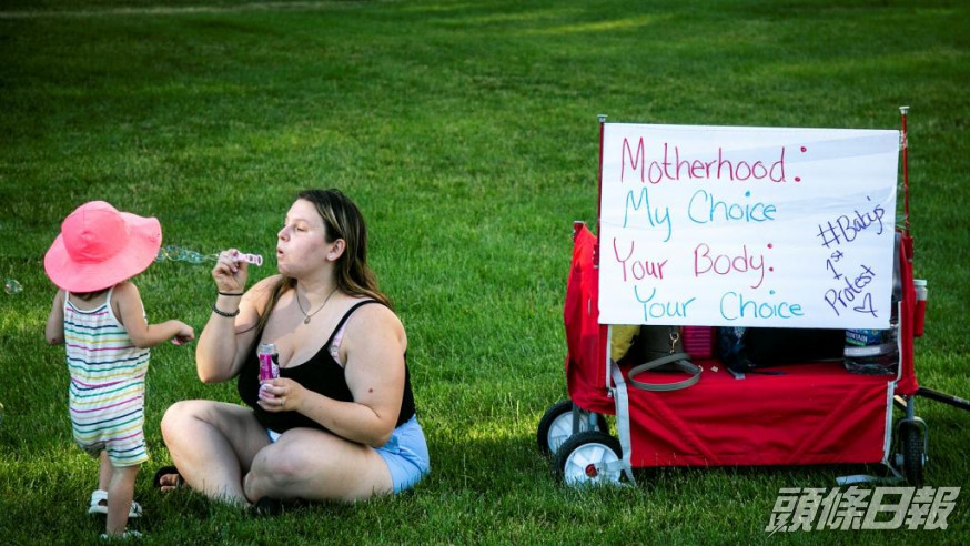 有婦女帶同子女及標語抗議禁制墮胎。AP
