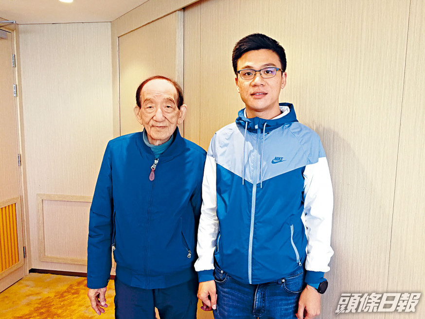 「鋪王」鄧成波(左)表示,疫市「百年不遇」,惟他們勇於應對。旁為鄧耀昇。