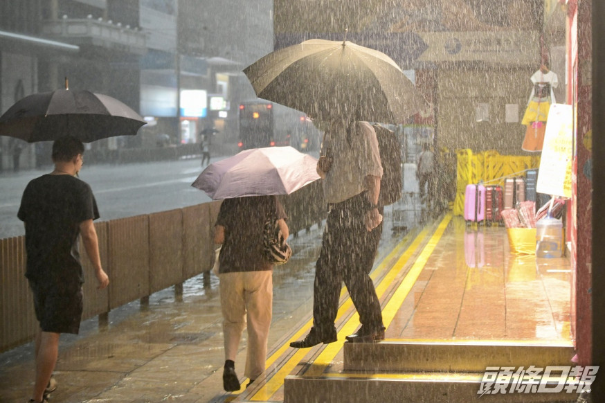 網民首日上班遇黑雨,屢次致電人事部代表卻被拒接,結果被怪罪曠工而拒聘。示意圖片