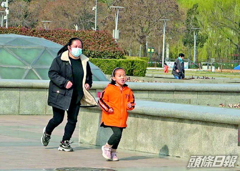 琪琪(右)每天跑步10公里鍛鍊,希望增重以進行骨髓移植手術。網圖