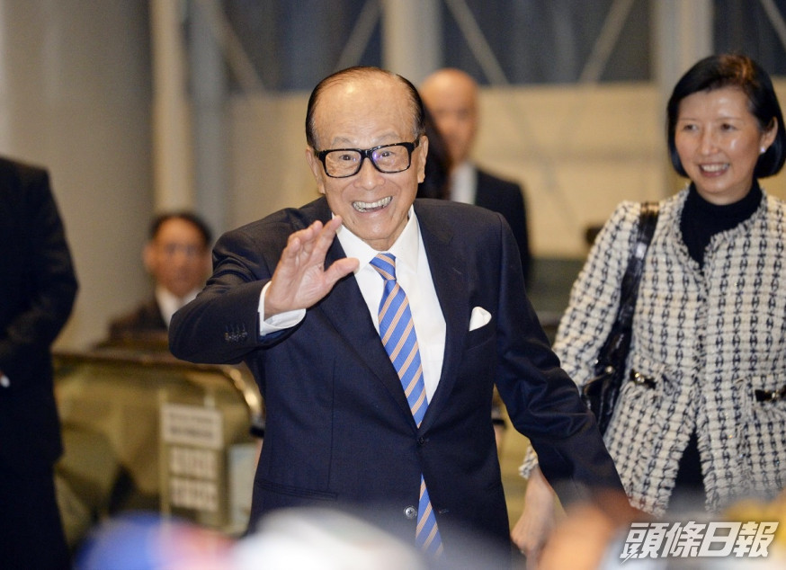 李嘉誠最近給商界好友和一些效力多年的老臣子,送上一份「小禮物」。資料圖片