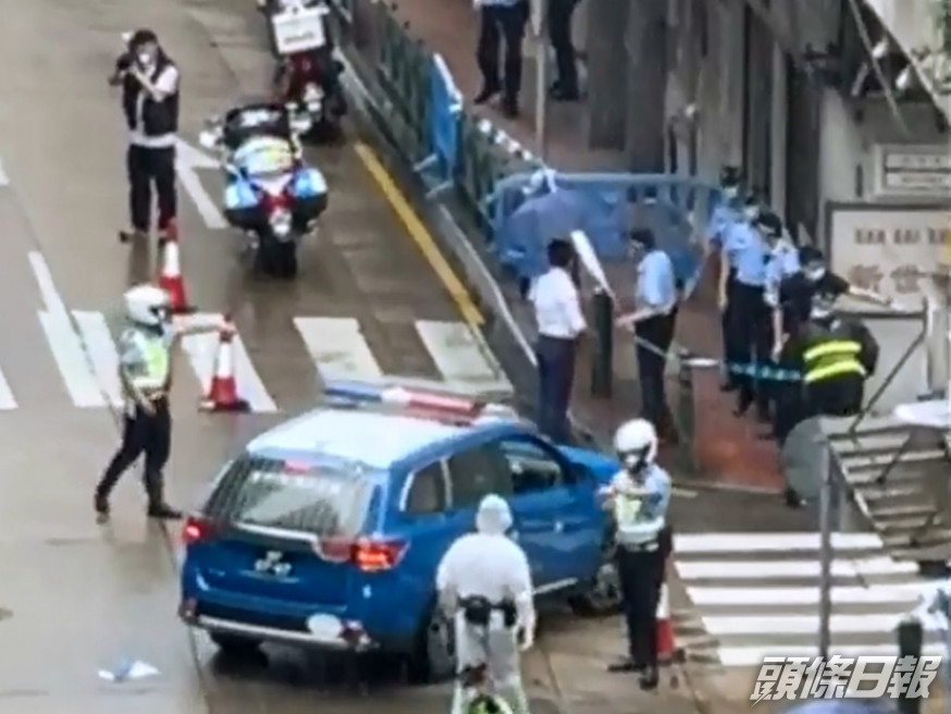 身穿防護衣的工作人員聯同警員到受影響街道拉起封鎖線。讀者提供影片截圖