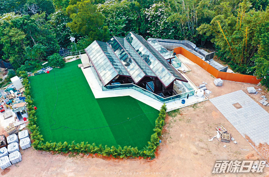 配水庫的缺口位置已搭建玻璃幕屋頂及圍欄,並鋪設人工草地。