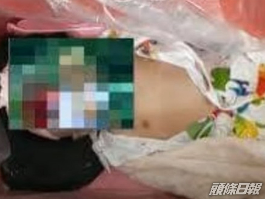 越南女嬰躺在棺材內,被工作人員發現仍有呼吸。網圖