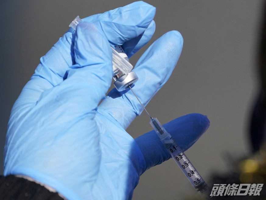 英國研究指「溝針」打阿斯利康及輝瑞或較易出現副作用。AP圖片